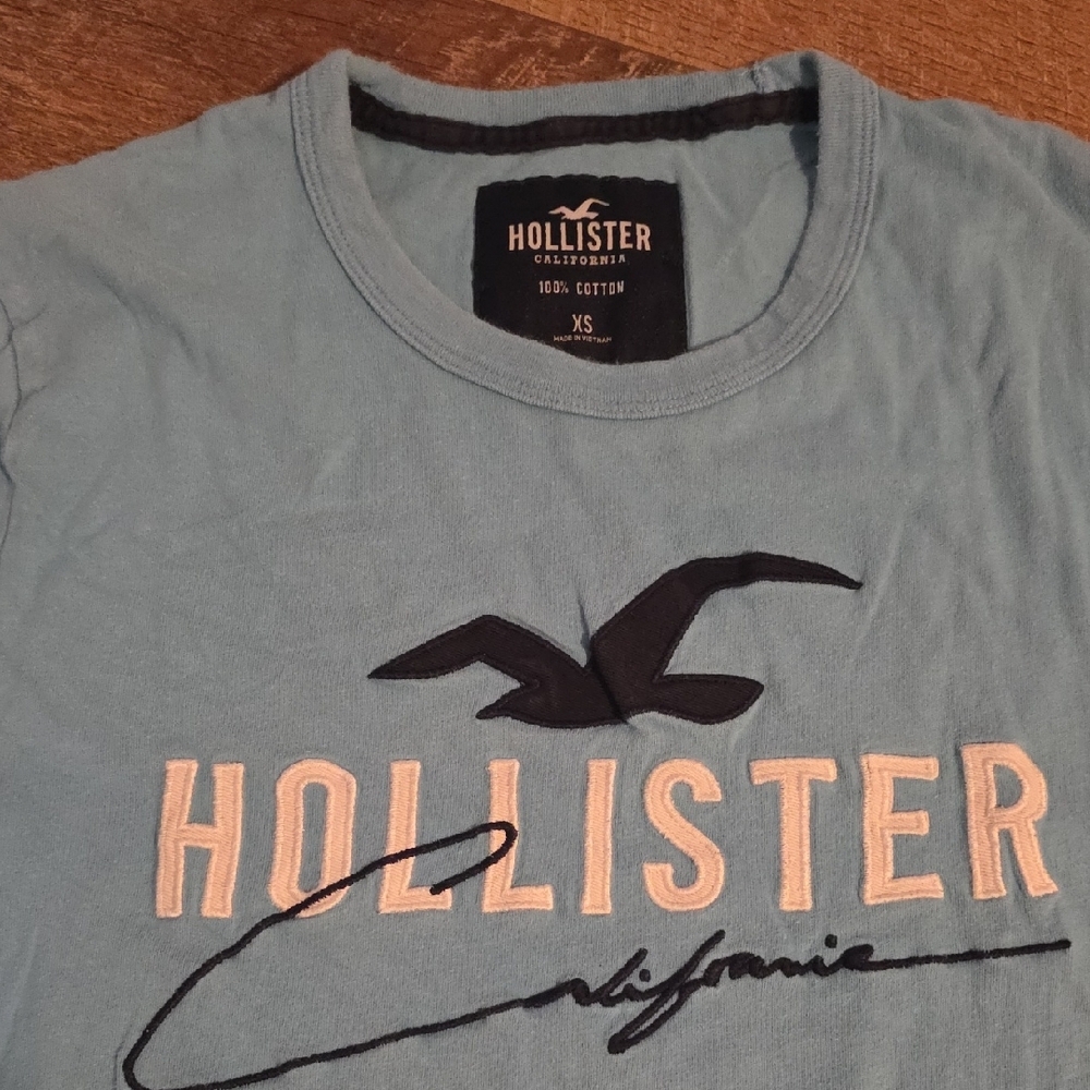 Hollister Light Blue Tee with Logo - Picture 2 of 3